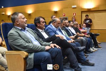 Autoridades durante la presentación del REBI Balonmano Cuenca 2024-2025