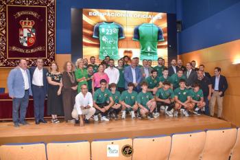 Foto de equipo durante la presentación del REBI Balonmano Cuenca 2024-2025