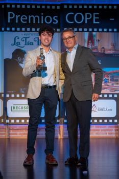 Eliseo Garcés entrega un galadón de los Premios Cope Guadalajara 2022-2