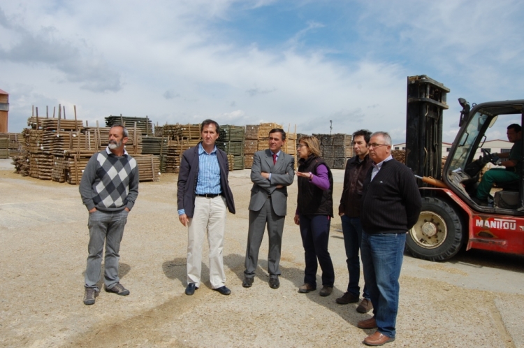 REBI SLU: El presidente de la Diputación de Soria visita la empresa fábrica de pellets de Amatex en Cabrejas del Pinar
